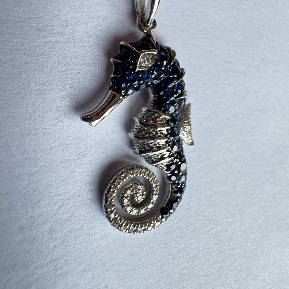 Na Hoku Sapphire and white gold Seahorse Necklace - Picture 4 of 5